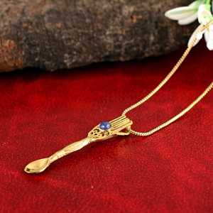 Pendentif cuillère plaqué or avec pierre saphir, collier vintage en alliage, bijoux de mode unisexe - Product Image 3