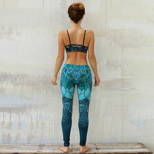 กางเกงโยคะเอวสูงสำหรับผู้หญิง ขายส่ง พร้อมเชือกผูก ปรับแต่งโลโก้ พิมพ์ลายแบบ Sublimation ผ้าโพลีเอสเตอร์ 100% ระบายอากาศได้ดี เหมาะสำหรับออกกำลังกาย - Product Image 6