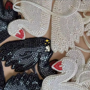 พวงกุญแจปักลายดอกไม้: พวงกุญแจดอกชบาทำมือ ของตกแต่งกระเป๋า ลูกปัดเม็ดเล็ก พวงกุญแจรถ - Product Image 1