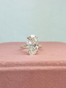 Anillo de compromiso solitario de diamante de corte ovalado en oro rosa macizo, con banda pavé de halo oculto, anillo nupcial minimalista de lujo para mujer - Product Image 1