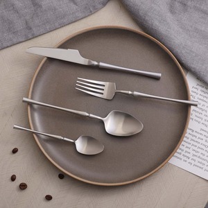 Ensemble de couverts modernes en métal pour présentation sur table, comprenant une cuillère et une fourchette, conçu pour une réception élégante - Product Image 1