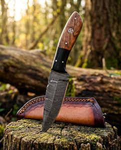 Couteau de chasse en acier Damas forgé à la main |   Couteau de camping EDC à lame fixe en acier au carbone, manche en bois de rose et résine, avec étui - Product Image 6