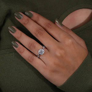 Anillo de Compromiso con Halo de Diamantes Cultivados en Laboratorio, Diseño Único con Engaste Pavé en Oro Blanco de 14K, Regalo de Aniversario de Bodas Moderno, Certificado IGI - Product Image 6