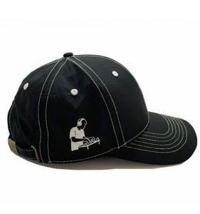 Gorra de béisbol negra con costuras blancas y logotipo personalizado en el panel derecho, ajuste regulable, unisex, uso casual, hecha en Indonesia. - Product Image 3