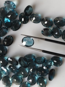 Pierres précieuses naturelles Red Mountain Gems, topaze bleue de Londres, taille ovale 10x8MM, pierres précieuses en vrac provenant du Rajasthan pour la fabrication de bijoux - Product Image 5
