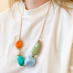 Collier en résine de mode fait à la main pour les marchés de vente au détail, de gros et d'exportation, mettant en vedette des artisanats faits à la main - Product Image 2