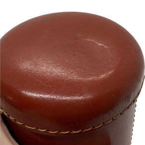 แก้วลูกเต๋าหนังสไตล์คลาสสิกสำหรับบาร์และเกมปาร์ตี้ ผลิตโดย OEM พร้อมโลโก้สั่งทำพิเศษ ทนทาน สวยงาม และเป็นเอกลักษณ์เฉพาะตัว - Product Image 5