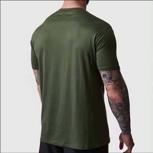 เสื้อยืดคอกลมแขนสั้นสีเขียวมะกอกสำหรับผู้ชาย ทรงปกติ สีพื้น ผ้าถักเนื้อนุ่ม แห้งเร็ว 100% โพลีเอสเตอร์ - Product Image 2