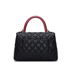 Sac fourre-tout élégant en cuir véritable pour femme, avec logo brodé, motif losanges, fermeture à rabat et bandoulière chaîne 1L - Product Image 6