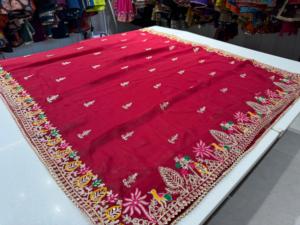 Dupatta de Seda Arrugada Color Borgoña con Borde Dorado, Elegante y Tradicional para Bodas, Fiestas y Diwali, para Mujeres Indias y Pakistaníes - Product Image 4