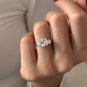 Bague de fiançailles à trois pierres en diamant de laboratoire de 3 carats, taille coussin carrée, E VVS2, en or blanc 14 carats avec accents latéraux, certifiée IGI - Product Image 1