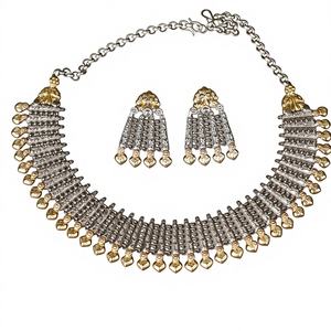 Parure de bijoux pour femme, style bohème traditionnel, plaqué or, avec collier et boucles d'oreilles Jhumka serties, pour fiançailles, mariage, fêtes et cadeaux - Product Image 1