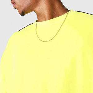 ชุดเสื้อยืดคอกลมสีเหลืองนีออนและกางเกงขาสั้นสำหรับผู้ชาย ผ้าถักสีพื้น ระบายอากาศได้ดี เหมาะสำหรับใส่ลำลองในฤดูร้อน - Product Image 2