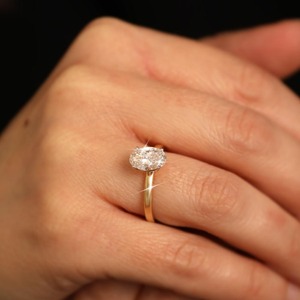 Bague de fiançailles solitaire pour femme en or blanc et jaune 14 carats avec diamant ovale de 1,00 carat cultivé en laboratoire - Product Image 2