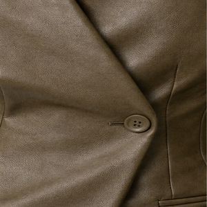 Abrigo de Invierno para Mujer en Cuero Sintético Color Oliva, Corte Entallado, Elegante, con Botones, Transpirable, Calidad Premium, para Exportación - Product Image 6