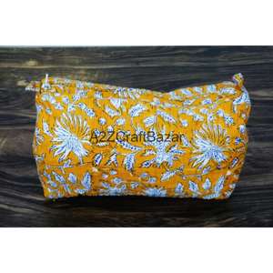 Pochette de maquillage matelassée en coton biologique, faite à la main en Inde, trousse de toilette zippée, design imprimé multicolore - Product Image 4