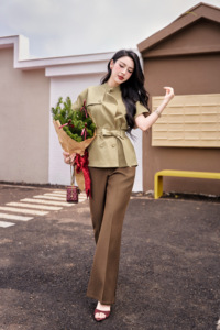 กางเกงขายาวทรงขาบานเอวสูงสีน้ำตาลสำหรับผู้หญิง สไตล์มินิมอล เหมาะสำหรับใส่ทำงาน ทรงสวยสง่า เหมาะกับธุรกิจและงานที่เป็นทางการ รุ่น ALVA - Product Image 2