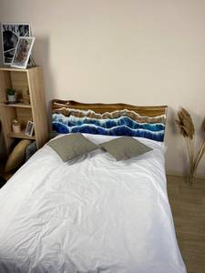 Cabecera de Cama Hecha a Mano de Madera Maciza y Resina Epoxi |   Escultura Decorativa Moderna de Lujo para el Hogar, Color Personalizado, Curado por Calor, Arte Amoroso - Product Image 4