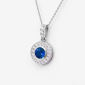 Collar con Colgante de Oro Blanco de 14K con Zafiro Azul de 1.80ct Cultivado en Laboratorio, Corte D-G/VS, Engaste Halo, Certificado IGI, para Mujer, Venta al Por Mayor - Product Image 2