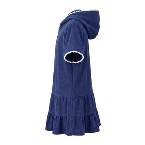 Robe de bain à capuche 100 % polyester pour filles, sans manches, fermeture éclair frontale, séchage rapide, mini, mignonne, pour la plage et la piscine, avec logo personnalisé - Product Image 2