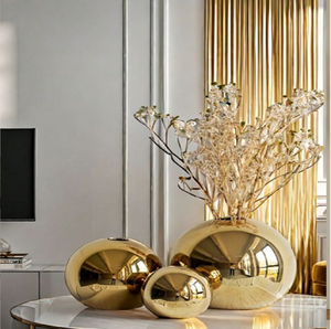 Elegantes jarrones de mesa con piedras doradas pulidas que exhiben delicadas varillas florales de cristal, disponibles a precios de mayorista. - Product Image 1