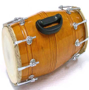Dholak en bois sculpté à la main, finition naturelle légère, avec chevilles de réglage en laiton et bords noirs, disponible à prix de gros. - Product Image 2