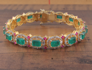 Bracelet en pierre verte taille émeraude plaqué or 18 carats, multi-gemmes, avec halo de rubis et cristaux, vente en gros, fabricant de luxe - Product Image 5