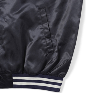 เสื้อแจ็คเก็ตวาร์ซิตี้ผ้าซาตินสีน้ำเงินกรมท่าสำหรับผู้ชาย แจ็คเก็ตเบสบอลคลาสสิกแบบมีกระดุมแป๊ก แจ็คเก็ตเลตเตอร์แมนผ้าไหมเงาสีน้ำเงินเข้ม - Product Image 4