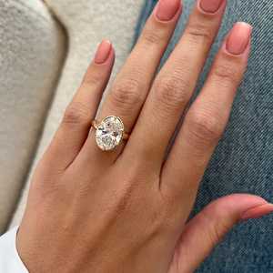 Bague de fiançailles géorgienne sertie de diamants de laboratoire ovales de 5 carats, or jaune 14 carats, certifiée IGI - Product Image 5