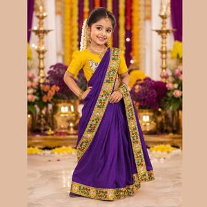 Sari elegante listo para usar con estampado Kalamkari en tela Chinnon y blusa de seda Dola completamente cosida para niños, fabricado por Royal Export. - Product Image 2