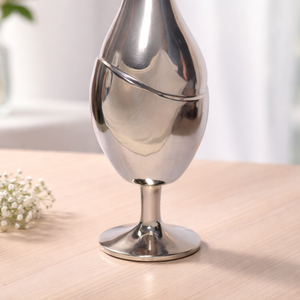 Vase à fleurs élégant en métal argenté, doté d'un corps en forme de goutte d'eau, d'un accent de découpe diagonale et d'une base sur piédestal pour la présentation florale - Product Image 5