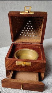Boîte à encens pyramide en bois faite à la main avec loquet en laiton, porte-encens d'aromathérapie indien, artisanal de haute qualité, personnalisable - Product Image 5
