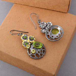 Hermosos Pendientes Colgantes de Flor Vintage, Plata de Ley 925 con Rodio Negro y Peridoto Verde en Engaste de Bisel, Joyería Fina para Mujer - Product Image 2