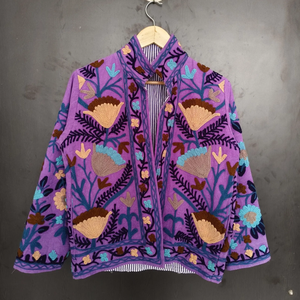 Chaqueta de Invierno Acolchada Bordada Suzani de Lana Morada, Patrones Florales Cosidos a Mano, Manga Larga, para Mujer - Product Image 3