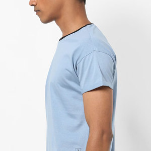 Camiseta de manga corta azul claro para hombre, cuello redondo, corte regular informal, jersey de algodón, ribete en contraste con logo en el bajo de la camiseta - Product Image 5