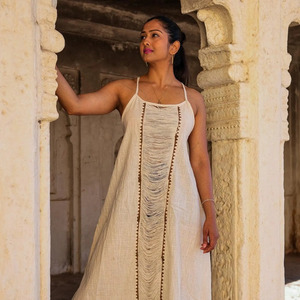 Vestido Maxi de Algodón Khadi Hecho a Mano con Detalles de Macramé con Flecos y Bordes Bordados, Cuello Cuadrado, Silueta en A - Product Image 1