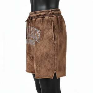 Shorts de mujer de felpa de algodón premium de 320 GSM, color marrón con lavado ácido, tela suave con logotipo personalizado de diamantes de imitación con transferencia térmica. - Product Image 3