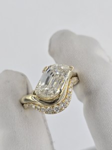 Anillo de diamante cultivado en laboratorio en oro amarillo de 14K y 18K |   Anillo de compromiso con diamante central en forma de hoja para mujer |   Joyería Fina de Lujo - Product Image 2