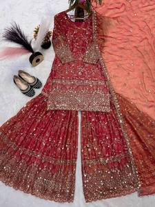 Robe de mariée indienne pakistanaise traditionnelle en soie rouge brodée pour femmes avec bordure dorée, longueur midi, coupe régulière - Product Image 2