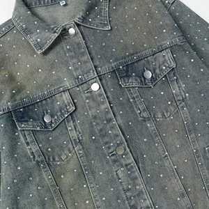 Chaqueta de mezclilla para hombre con diseño personalizado de fábrica OEM, efecto desgastado por el sol, con pedrería, estilo urbano y bordado vintage. - Product Image 6