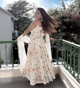 Conjunto de Traje Anarkali Blanco al por Mayor, Tela Georgette Sintética con Trabajo de Hilo y Lentejuelas, Ropa de Fiesta para Mujer, Boutique al por Mayor - Product Image 3