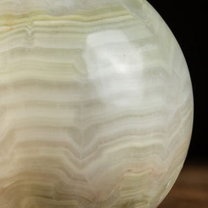 Sphère d'onyx, pierre précieuse naturelle sculptée en opale pour la décoration intérieure, technique de gravure - Product Image 6