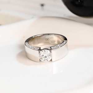 Bague signet en moissanite de style moderne, coupe ronde de 6.5MM, en argent 925 pour femmes, cadeau de demande en mariage pour les amoureux - Product Image 1