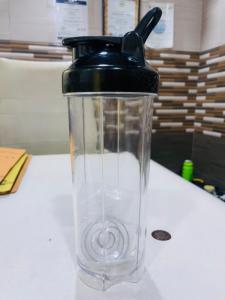 พลาสติกใสสำหรับฝาปิดแบบมีบานพับสีดำ ปลอดสาร BPA เคลือบป้องกันการกัดกร่อน กันน้ำ ใช้กับเครื่องล้างจานได้ เหมาะสำหรับใช้ในยิมและการเดินทาง ขนาด 700 มล. - Product Image 1