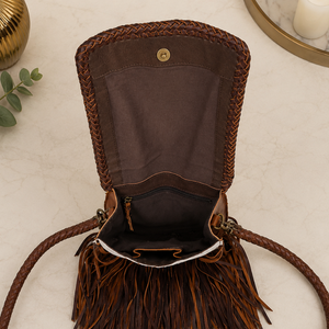 Sac bandoulière artisanal en cuir de vachette à poils, avec franges et garniture tressée, orné de concho turquoise, style western bohème pour femme - Product Image 4