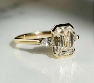 Anillo de Compromiso y Boda de Lujo de Plata 925 Chapado en Oro Rosa con Moissanita de Corte Esmeralda de 2 Quilates y Tres Piedras Engastadas en Bisel - Product Image 1