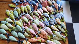 Décoration murale en bois en forme de poisson, jouet pour enfants, peint à la main à l'acrylique, poisson en bois sûr, décoration éducative à suspendre pour chambre d'enfant, cadeau Flora - Product Image 1