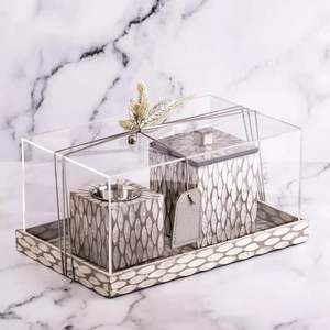 Elegante y lujoso juego de quemadores de incienso decorativos con materiales naturales de primera calidad, arreglados en un suave patrón de hojas beige y marfil. - Product Image 2