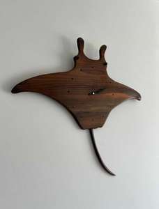 Reloj de Madera con Diseño de Manta Raya, Decoración Moderna para Cuarto Infantil con Temática Costera, Reloj Minimalista de Madera con Diseño Oceánico - Product Image 2