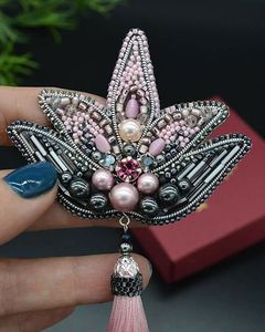 เข็มกลัดลูกปัดปักลายของขวัญแฮนด์เมดสำหรับคนรักแฟชั่น - Product Image 3